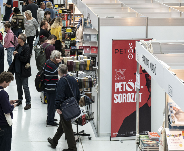 Érdeklődők a 27. Budapesti Nemzetközi Könyvfesztiválon, 2022 (Fotó: MTI/Szigetváry Zsolt)