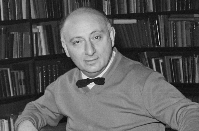 Vas István (1910-1991) költő, író, műfordító az otthonában, 1961 (Fotó: Fortepan/Hunyadi József)