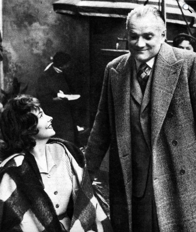 A római lány forgatásán - Gina Lollobrigida és Alberto Moravia, 1954 (Fotó: Wikimedia)