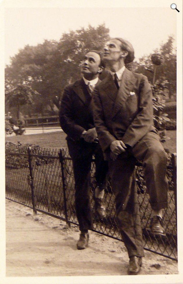 Radnóti Miklós (1909-1944) költő, műfordító a Notre Dame tornyát nézi Párizsban (Fotó: Múzeum Antikvárium)