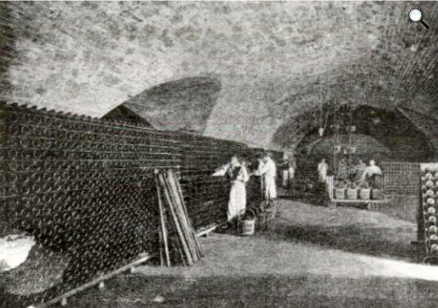 Pezsgők átrakodása a pincében a Törley gyárban, 1906 (Fotó: MKVM/europeana.eu)
