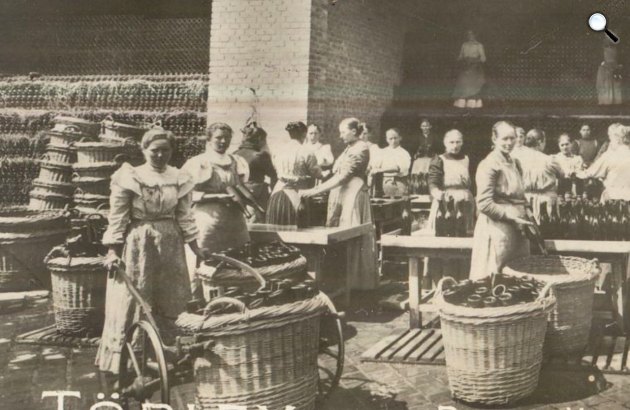 Palackmosás a Törley pezsgőgyárban (Fotó: MKVM/europeana.eu)