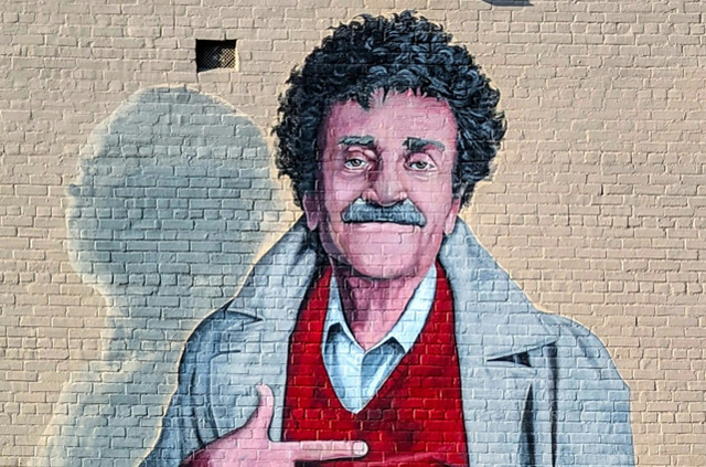 Kurt Vonnegut (1922-2007) íróról falfestmény, részlet (Fotó: Adam Bouse/Unsplash)