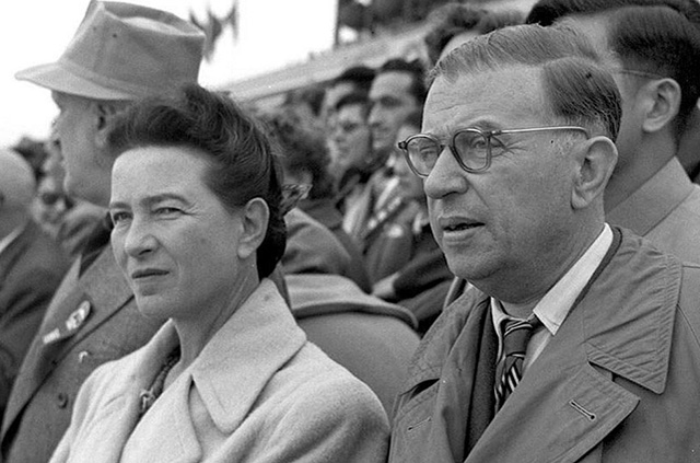 Simone de Beauvoir és Jean-Paul Sartre Pekingben, 1955 (Fotó: Xinhua hírügynökség/Wikimedia)
