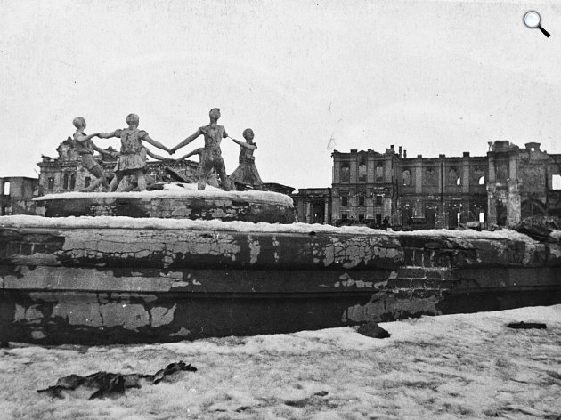 A Gyermekek körtánca szökőkút a sztálingrádi csata vége után, 1943 (Fotó: Szergej Sztrunnikov/Wikimedia)