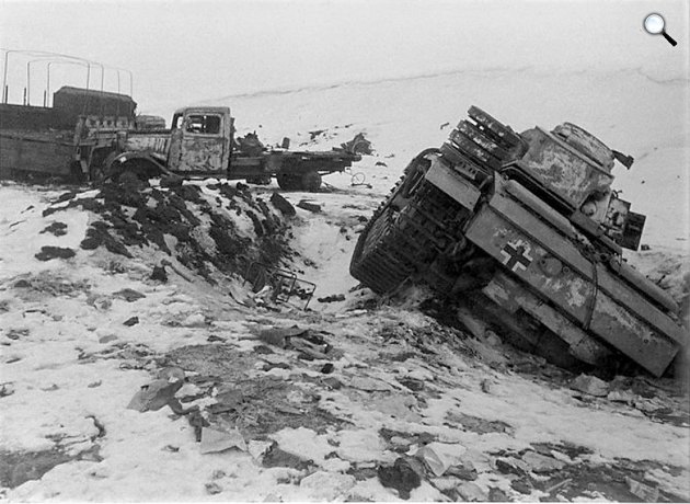 Elhagyott német járművek a Szovjetunióban, Sztálingrádban, 1943 elején (Fotó: Szergej Sztrunnikov/Wikimedia)