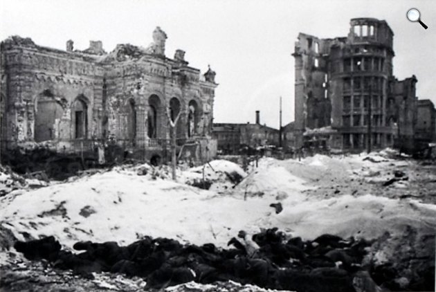 A szálingrádi csatában lerombolt Cári Védelmi Múzeum, Sztálingrád, 1943 (Fotó: Szergej Sztrunnikov/Wikimedia)