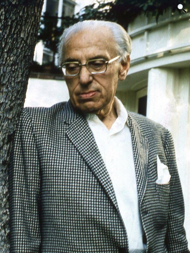 George Cukor (1899-1983) magyar zsidó származású amerikai filmrendező az otthonában, 1973 (Fotó: Allan Warren/Wikimedia)