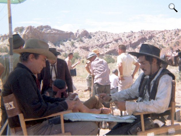 Gregory Peck és Omar Sharif bridzset játszik a MacKenna aranyának forgatásán, 1969 (Fotó: Creative Commons)