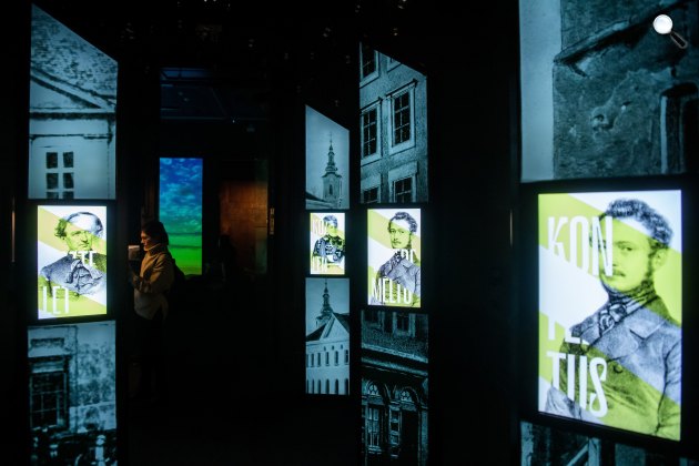 Költő lenni vagy nem lenni című állandó kiállítás részlete a Petőfi Irodalmi Múzeumban, 2023 (Fotó: MTI/Balogh Zoltán)