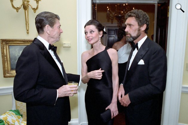 Ronald Reagan elnök beszélget Audrey Hepburnnel és Robert Wolders-szel a walesi herceg magánvacsoráján a Fehér Házban, 1981 (Fotó: ©White House Photographs/Wikimedia)