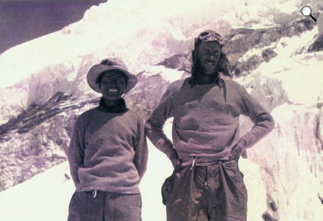 Sir Edmund Hillary és a serpa, Tenzing Norgay voltak az elsők, akik felértek a Mount Everest csúcsára, 1953 (Fotó: Dirk Pons/Wikimedia)