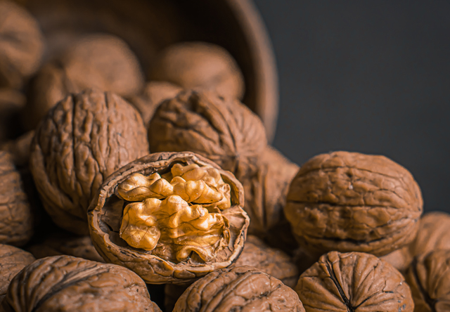 Őszi dióval teli kosár (Fotó: NAK)