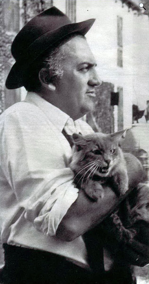 Júlia és a szellemek forgatása - Federico Fellini olasz rendező egy macskával, 1965 (Fotó: Gente magazin/Wikimedia)