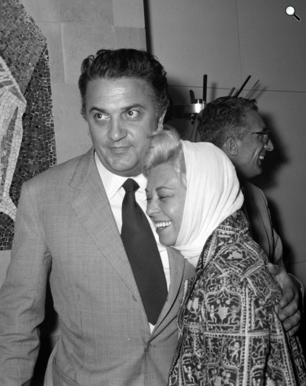 Federico Fellini olasz rendező és felesége, Giulietta Masina színésznő egy konferencián Schipholban, Hollandia, 1960 (Fotó: Wim van Rossem/Fotocollectie Anefo/Wikimedia)