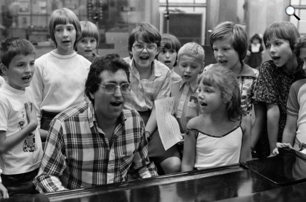 Máté Péter, és az őt kísérő gyerekek kórusa, 1980 (Fotó: Fortepan/Szalay Zoltán)