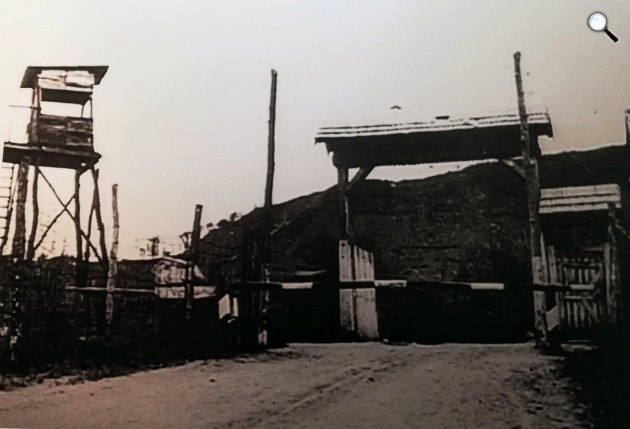 A hátsó szekér bejárat Recsken (Fotó: Körösmezey László felvétele/Recski Emlékhely/Kibelbeck Mara/Cultura.hu)