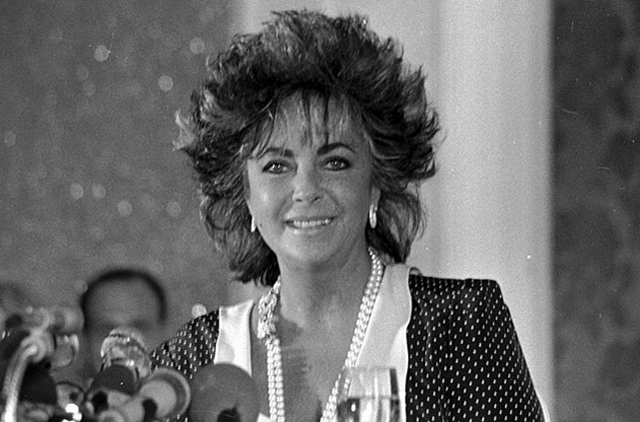 Elizabeth Taylor amerikai színésznő a Deauville-i Amerikai Filmfesztiválon, 1985 (Fotó: Roland Godefroy)