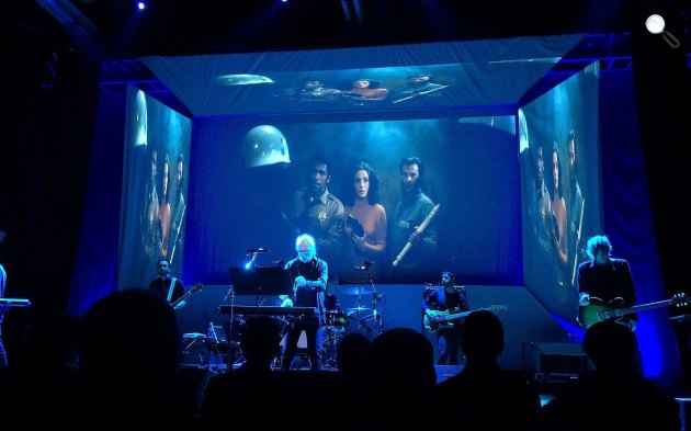 John Carpenter amerikai filmrendező, forgatókönyvíró, filmzeneszerző, színész egy koncerten, 2016 (Fotó: David/John Carpenter/Wikimedia)