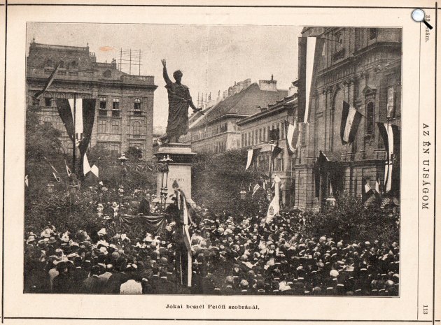 Jókai Mór beszédet tart az Izsó Miklós alkotta Petőfi-szobornál, Budapesten, 1898. március 15-én (Fotó: Az Én Újságom/OSZK)