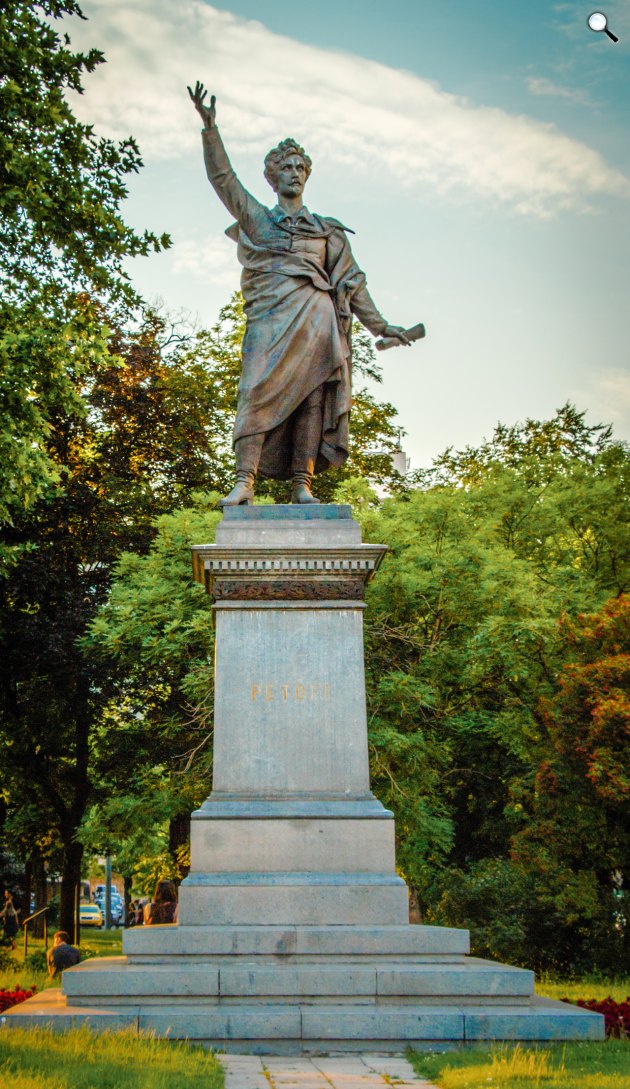Az Izsó Miklós tervezte Petőfi-szobor Budapest Belvárosában, a Petőfi téren, a Március 15. tér felé néz (Fotó: Wikimedia)