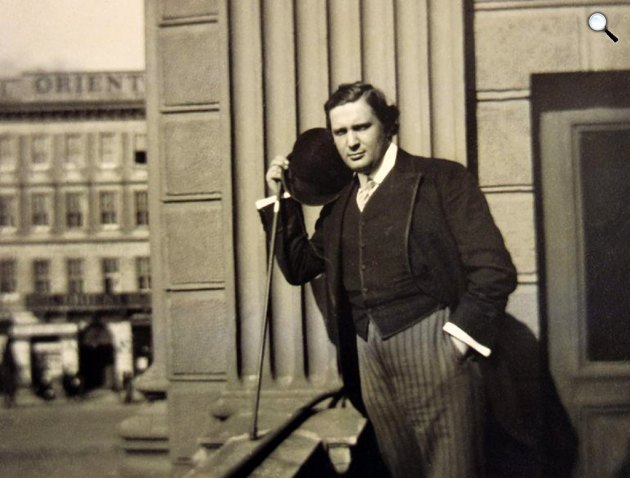 Somlay Artúr (1883-1951 kétszeres Kossuth-díjas színész, kiváló művész a Nemzeti Színház erkélyén, 1920 (Fotó: Csathó Kálmán/OSZK)