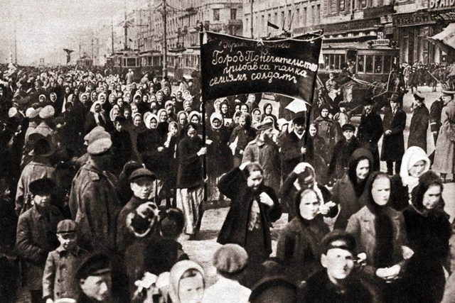 Női demonstráció a kenyérért és a békéért, Petrográd, Oroszország, 1917 (Fotó: Ismeretlen/Wikimedia)