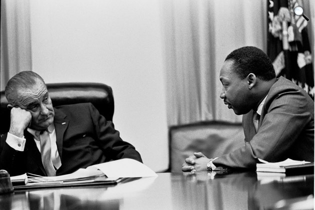 Lyndon B. Johnson elnök találkozik Martin Luther Kinggel, Jr.- vel a Fehér Ház kabinetszobájában, 1966 (Fotó: Yoichi Okamoto/PD)
