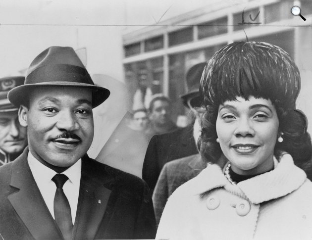 Martin Luther King, Jr. amerikai baptista lelkész, polgárjogi aktivista és felesége, fro-amerikai egyenlőség szószólója, Coretta Scott King, 1964 (Fotó: Herman Hiller / New York World-Telegram & Sun/Wikimedia)