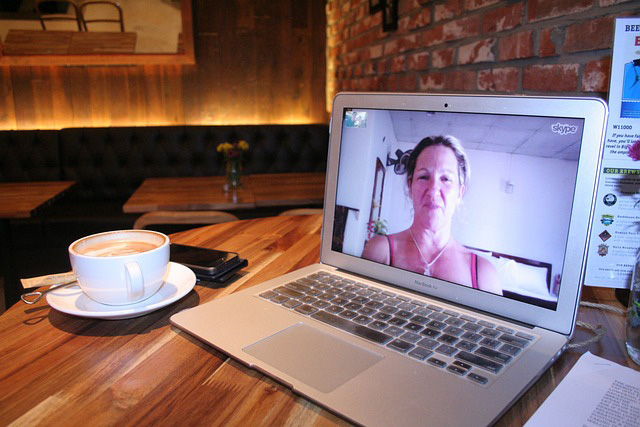 Illusztráció - Skype-on online beszélget egy nő (Fotó: Pixabay)