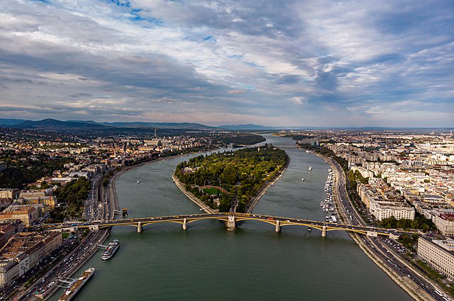 Margitsziget és a Dunát átívelő Margit híd, Budapest (Fotó: Ralf Roletschek)