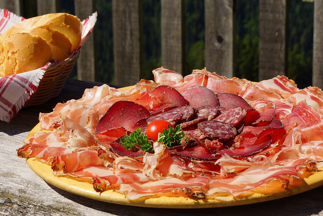 Sonka és bacon egy tálon kenyérrel (Fotó: Pixabay)
