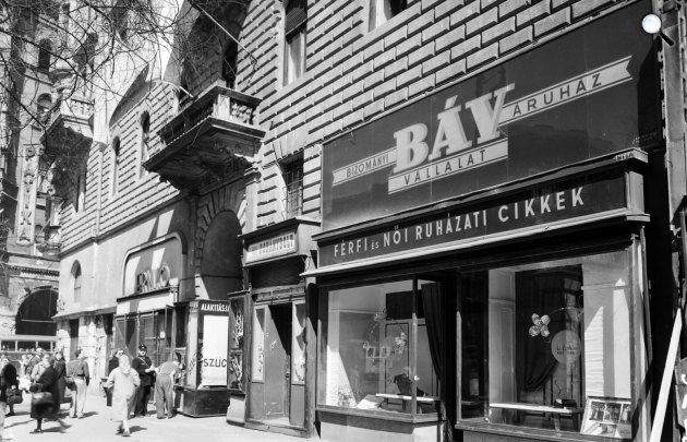 BÁV (Bizományi Áruház Vállalat) Erzsébet (Lenin) körút, 1957 (Fotó: Fortepan/UTATERV)