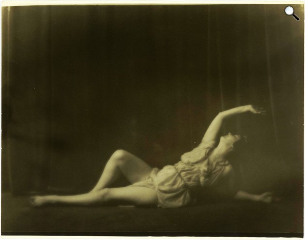 Isadora Duncan, (1877-1927) a táncművészet megújítója, 1916 (Fotó: Arnold Gentre/National Portrait Gallery)