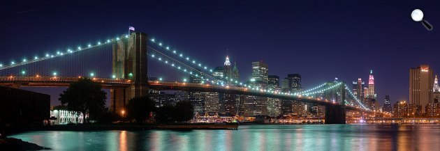 Éjszakai panoráma a Brooklyn hídra Manhattan felé, New York (Fotó: Wikimedia)