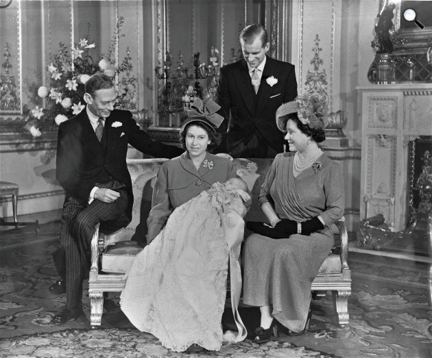 Károly herceg keresztelője - VI. György brit király, Erzsébet hercegnő (későbbi II. Erzsébet királynő), Erzsébet királynő, és Fülöp edinburgh-i herceg, 1948 (Fotó: Anefo/National Portrait Gallery)
