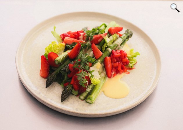 Szamócás spárga saláta hollandi mártással (Fotó: Európai Friss Csapat)