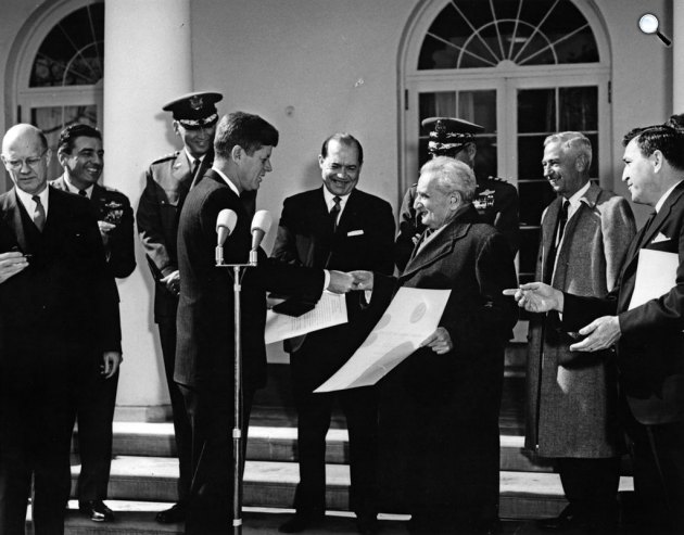 Kármán Tódor (Dr. Theodore von Karman) (1881-1963), a rakétatechnika úttörője J. F. Kennedy elnöktől megkapja a National Medal of Science elismerést, 1963 (Fotó: Abbie Rowe)