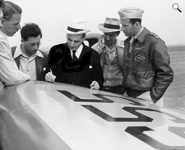 Kármán Tódor (Dr. Theodore von Karman) (1881-1963), a JATO Team mérnökcsapattal együtt tervez, 1940 (Fotó: NACA / JPL/NASA)