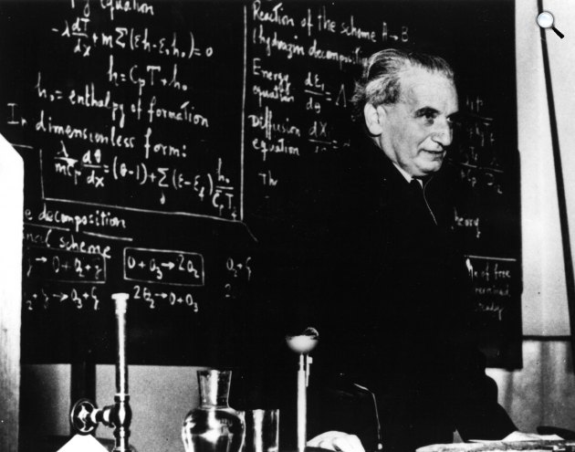 Kármán Tódor (Dr. Theodore von Karman) (1881-1963), a rakétatechnika úttörője, Pasadena, 1950 (Fotó: NASA)