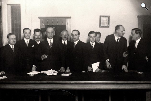 Baumgartner-díjkiosztás - Barta János, Halász Gábor dr., József Attila, Nagy Lajos, Telekes Béla, Szerb Antal, Weöres Sándor, Füst Milán és Karinthy Frigyes, 1935 (Fotó: Váronyi Stúdió/PIM/europeana.eu)