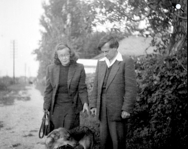 Weöres Sándor (1913-1989) költő, műfordító és felesége, Károlyi Amy (1909-2003) költő Liptákék kertjében, 1955 (Fotó: Liptákék/PIM)