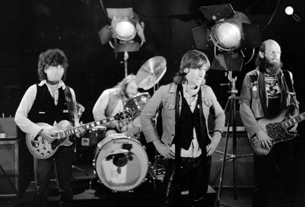 Piramis együttes: Závodi János gitáros, Révész Sándor énekes, Som Lajos gitáros, hátul a doboknál Köves Miklós, 1976 (Fotó: Fortepan/Gyulai Gaál Krisztián)