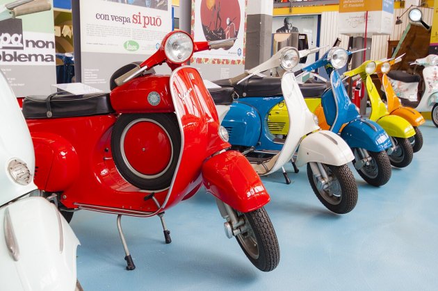 Vespa robogók kiállítása a Museo Piaggióban (Fotó: Graeme Maclean)