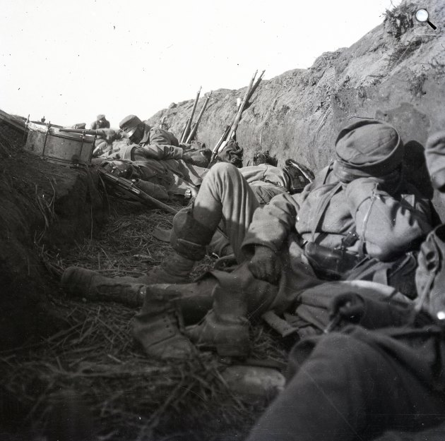 Első világháború - Katonák a lövészárokban pihennek, 1914 (Fotó: Fortepan/Lőw Miklós)
