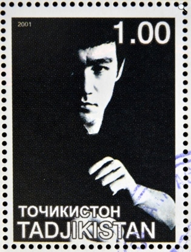 Bruce Lee (1940-1973) kínai-amerikai színész, harcművész egy tádzsikisztáni bélyegen (Fotó: Wikimedia)