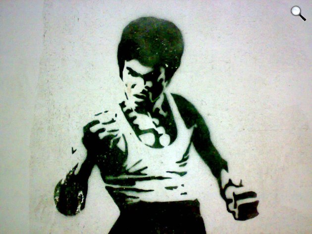 Bruce Lee (1940-1973) kínai-amerikai színész, harcművész egy falfestményen (Fotó: Giga Paitchadze/Wikimedia)