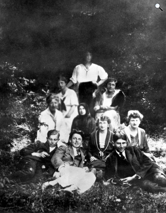 Franz Kafka és vendégei, akik meglátogatták az írót a szanatóriumban, Tatranské Matliare, Csehország (ma Szlovákia), 1920-1921 (Fotó: kafkamuseum.ch)