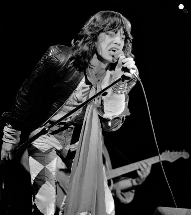 Mick Jagger (1943) Golden Globe-díjas angol énekes, zenész, színész, dalszerző, producer. A The Rolling Stones énekese Hágában, Hollandia, 1976 (Fotó: Bert Verhoeff for Anefo - Nationaal Archief)