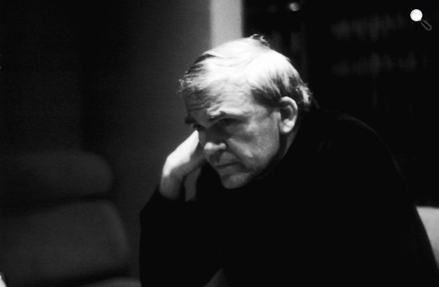 Milan Kundera (1929-2023) cseh és francia regényíró, drámaíró, költő, esszéista, 1980 (Fotó: Elisa Cabot/Flickr)